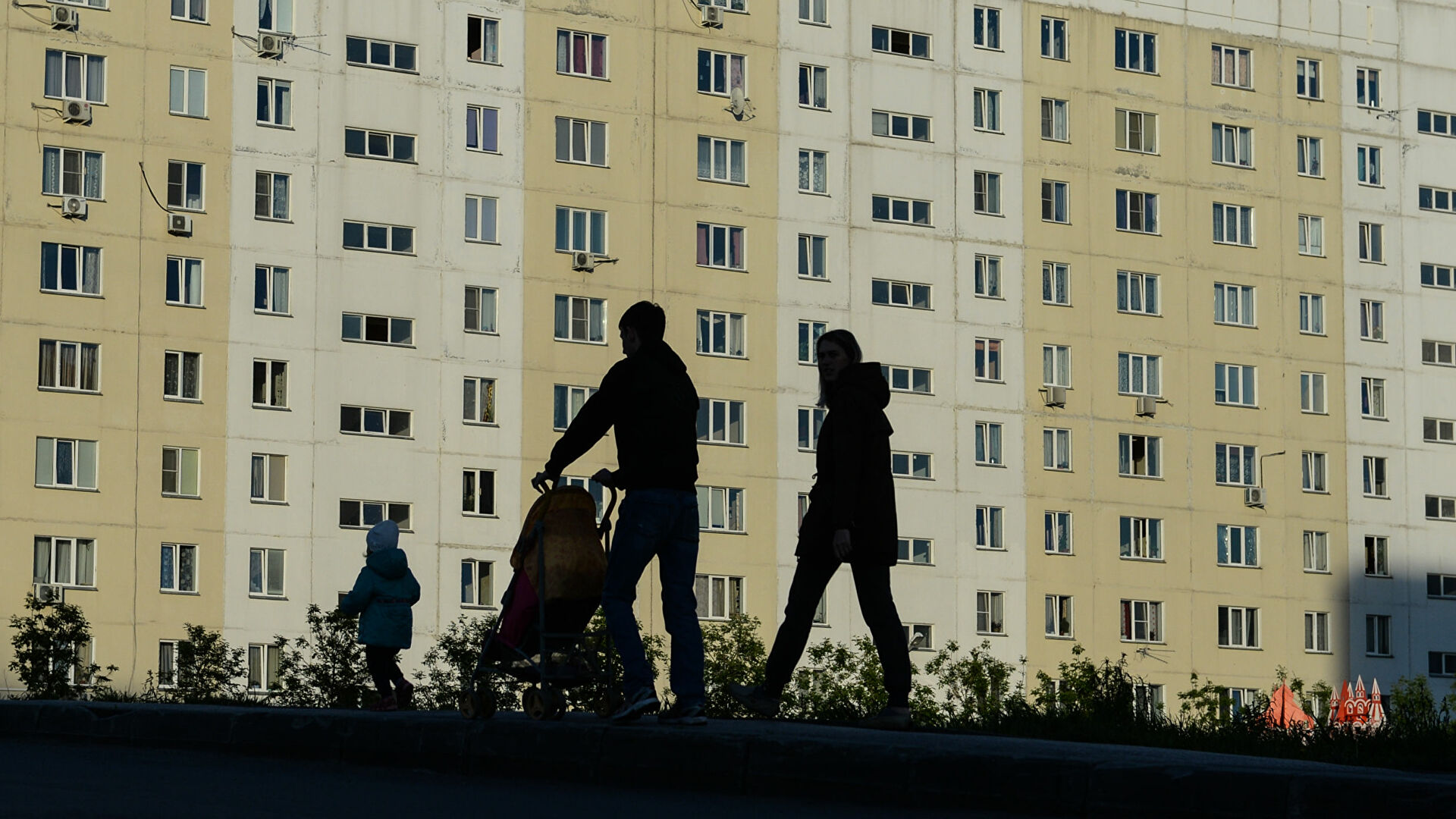 Семья во дворе жилого дома - РИА Новости, 1920, 06.04.2021